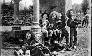 Enfants déjeunant près d’une fontaine, à Plumelec (Morbihan), entre 1902 et 1905.