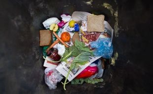 Le gouvernement, les professionnels de la filière alimentaire et les associations d'aides aux démunis vont travailler de concert dans le cadre d'une dizaine d'initiatives pour réduire le gaspillage alimentaire, a annnoncé jeudi le gouvermenent.