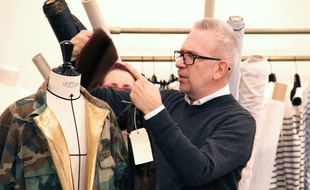 Jean Paul Gaultier customise une veste dans le style camouflage dans le documentaire de Loïc Prigent «Jean Paul Gaultier travaille».