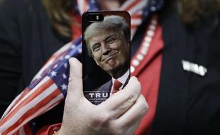 Un smartphone à l'effigie de Donald Trump.