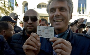 Rachid Nekkaz montre sa carte d'identité le 3 mars 2019, pour présenter une candidature à l'élection présidentielle algérienne