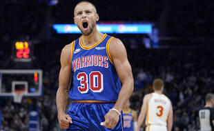Stephen Curry est devenu le premier joueur à inscrire 50 points en un match cette saison, le 8 novembre 2021 lors de la victoire de Golden State face à Atlanta.