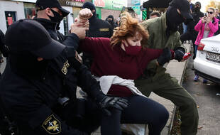 Des agents des forces de l'ordre arrêtent une participante à l'événement d'opposition Bright March for Women’s Solidarity en dehors du marché de Komarovsky samedi 19 septembre.