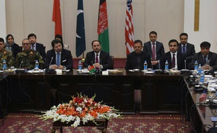 Le ministre afghan des Affaires étrangères Salahuddin Rabbani (c) lors de la conférence pour relancer le processus de paix à Kaboul le 18 janvier 2016