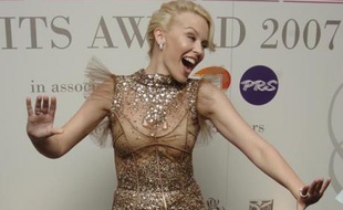 La chanteuse australienne Kylie Minogue arrive à la cérémonie des «Music Industry Trust Awards» à Londres, le 29 octobre 2007.