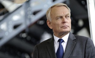 Le Premier ministre Jean-Marc Ayrault exhorte les dirigeants du groupe PSA, vendredi lors d'une visite à Nantes, de répondre à plusieurs questions précises sur le plan de suppression de 8.000 postes en France annoncé jeudi.