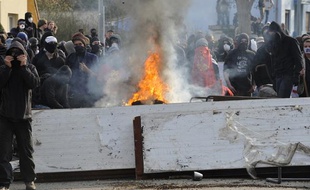 Des manifestants s'opposent aux forces de l'ordre, dans la banlieue sud de Strasbourg, le 3 avril 2009.