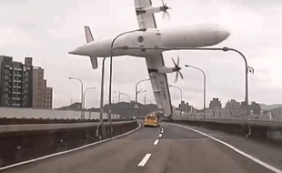 Un avion de la TransAsia s'est crashé dans une rivière à Taïwan.