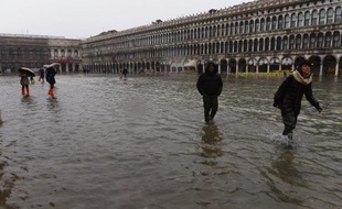 Toute la péninsule et les îles italiennes ont été traversées vendredi et samedi par de fortes intempéries, marqués par des fleuves en crue, des glissements de terrain, des neiges très abondantes dans les Alpes, la pluie et la tempête ailleurs.