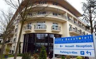 Le directeur de la maison de retraite qui avait renvoyé une nonagénaire pour impayés a été suspendu de ses fonctions, et l'établissement a été accusé de "négligence grave" dans un prérapport de l'Agence régionale de santé (ARS).