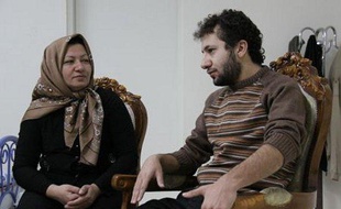 Sakineh Mohammadi Ashtiani et son fils à leur domicile, sur des images diffusées par la télévision iranienne le 9 décembre 2010