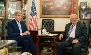 Le secrétaire d'Etat américain John Kerry et le président palestinien Mahmoud Abbas le 24 octobre 2015 à Amman