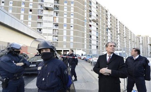 Le corps d'un homme a été retrouvé dans la nuit de vendredi à samedi carbonisé à l'intérieur d'un véhicule incendié dans une cité des quartiers nord de Marseille.