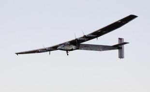 L'avion solaire Solar Impulse 2, piloté par Bertrand Piccard, décolle de l'aéroport Kalaeloa Airport, d'Hawaii, le 21 avril 2016