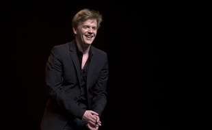 Alex Lutz sur scène en 2013.