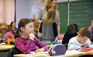Sur les 150.000 emplois d'avenir que le gouvernement veut créer pour lutter contre le chômage des jeunes, 18.000 seront réservés aux futurs enseignants, a indiqué jeudi Matignon, confirmant une information du Monde.
