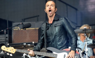 Calogero sur la scène du festival Les Vieilles Charrues, à Carhaix-Plouguer (Finistère), le 18 juillet 2015.