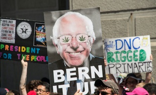 Des partisans de Bernie Sanders manifestent leur refus de soutenir Hillary Clinton, le 25 juillet 2016 à Philadelphie
