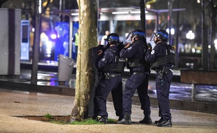 Des policiers lors d'un exercice de simulation d'attentat place des Quinconces à Bordeaux./AMEZUGO_AMEZ.05/Credit:UGO AMEZ/SIPA/1604050825
