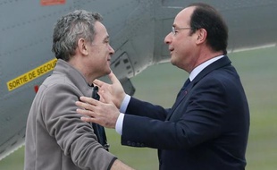 Didier Francois accueilli par François Hollande le 20 avril 2014 à Villacoublay