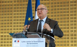 Le ministre des Finances Michel Sapin présente en conférence de presse des mesures de lutte contre le financement du terrorisme, le 18 mars 2015 à Paris