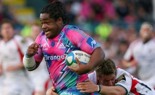 Le joueur du Stade Français, Mathieu Bastareaud, plaqué par un joueur de l'Ulster lors de la première journée de la Coupe d'Europe, samedi 11 octobre 2008.