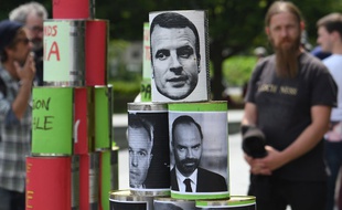 Des canettes avec le visage d'Emmanuel Macron et Edouard Philippe à la "marée populaire" à Paris le 26 mai 2018.