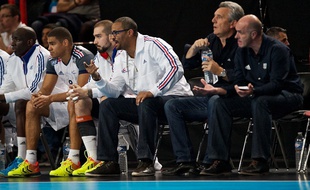 L'entraîneur de la défense de l'équipe de France de hand, Didier Dinart (au centre) lors d'un match contre le Qatar le 4 janvier 2014 à Paris