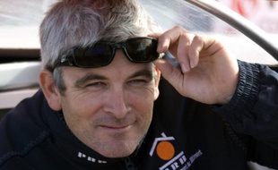 Le skipper français de PRB, Vincent Riou, au départ du Vendée Globe, le 9 novembre 2008.