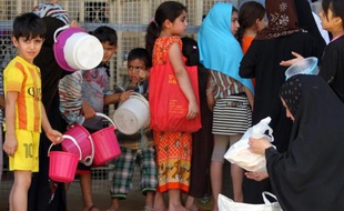 Des réfugiés ayant fui Ramadi (ouest de l'Irak), le 23 juin 2015 à Baghdad