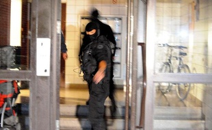 Des policiers mennent des interpellations à Grenoble (Isère), le 2 octobre 2012.
