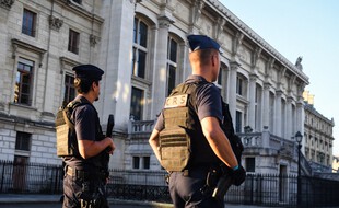 Deux policiers à Paris, en septembre 2021