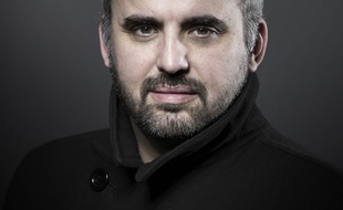 Alexis Corbière, le porte parole de La France insoumise prend la pose à Paris le 17 février 2017.