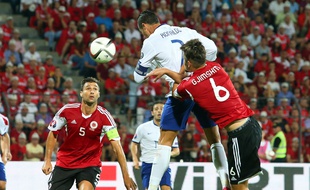 Lorik Cana ici face au Portugal de Ronaldo.