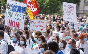 Des soignants ont manifesté mardi à Paris et dans plusieurs villes pour réclamer une revalorisation de leurs conditions de travail.