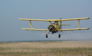 Un avion de l'EID lors d'une campagne d'épandage.
