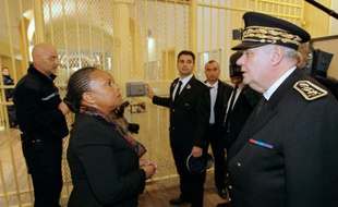 La ministre de la Justice, Christiane Taubira et le préfet du Val-de-Marne, Thierry Leleu, le 13 janvier 2015 à la prison de Fresnes au sud de Paris