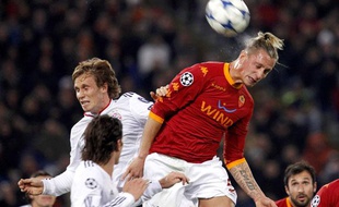 Philippe Mexès (en rouge), face au Bayern Munich, le 23 novembre 2010