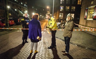 Des policiers surveillent le périmètre où a eu lieu la fusillade vendredi soir, à Amsterdam.