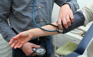 Un médecin généraliste prend la tension d'une patiente, le 21 mai 2015