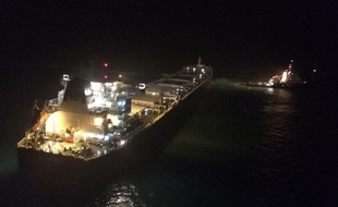 Opération de remorquage d'un cargo en perdition par un remorqueur de la Marine nationale, dans la nuit de samedi à dimanche, au large du cap Gris-Nez.