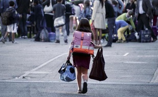 L'école Julles Vallès compte ainsi 18 classes, mais seulement 17 salles, Syméon et ses camarades étant hébergés dans la bibliothèque - un préfabriqué installé dans le préau