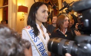 Le juge des référés du tribunal de grande instance de Saint-Denis a ordonné lundi le "retrait immédiat" des points de vente de la Réunion du dernier numéro du magazine Entrevue, estimant qu'il porte "atteinte au respect dû à la vie privée" de Valérie Bègue, Miss France 2008.