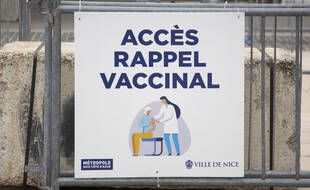 Un panneau pour le rappel vaccinal, à Nice.