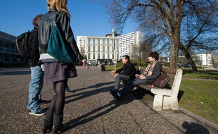 Etudiants sur le campus de l'Université Bordeaux Segalen (Bordeaux 2).