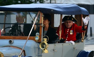 Un vétéran britannique dans une voiture d'époque, partie de Chelsea, à travers les rues de Londres le 4 août 2014