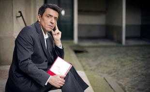 L'écrivain Régis Jauffret, en 2012, avec un exemplaire de son roman «Claustria» en main.