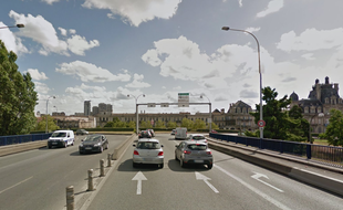 L'automobiliste a manqué le virage à la sortie du pont.
