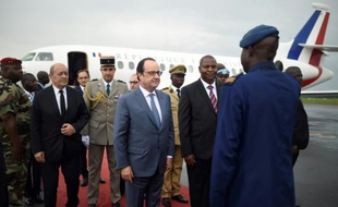 Le président de Centrafrique Faustin Touadera accueille le président français François Hollande à Bangui, le 13 mai 2016