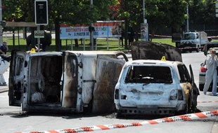 Deux véhicules calcinés après la fusillade qui a coûté la vie à une policière le 20 mai 2010 à Villiers-sur-Marne (Val-de-Marne).